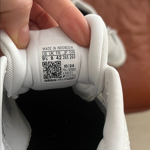 Adidas Classic White Shoes with Black Accents - Picture 2 of 5